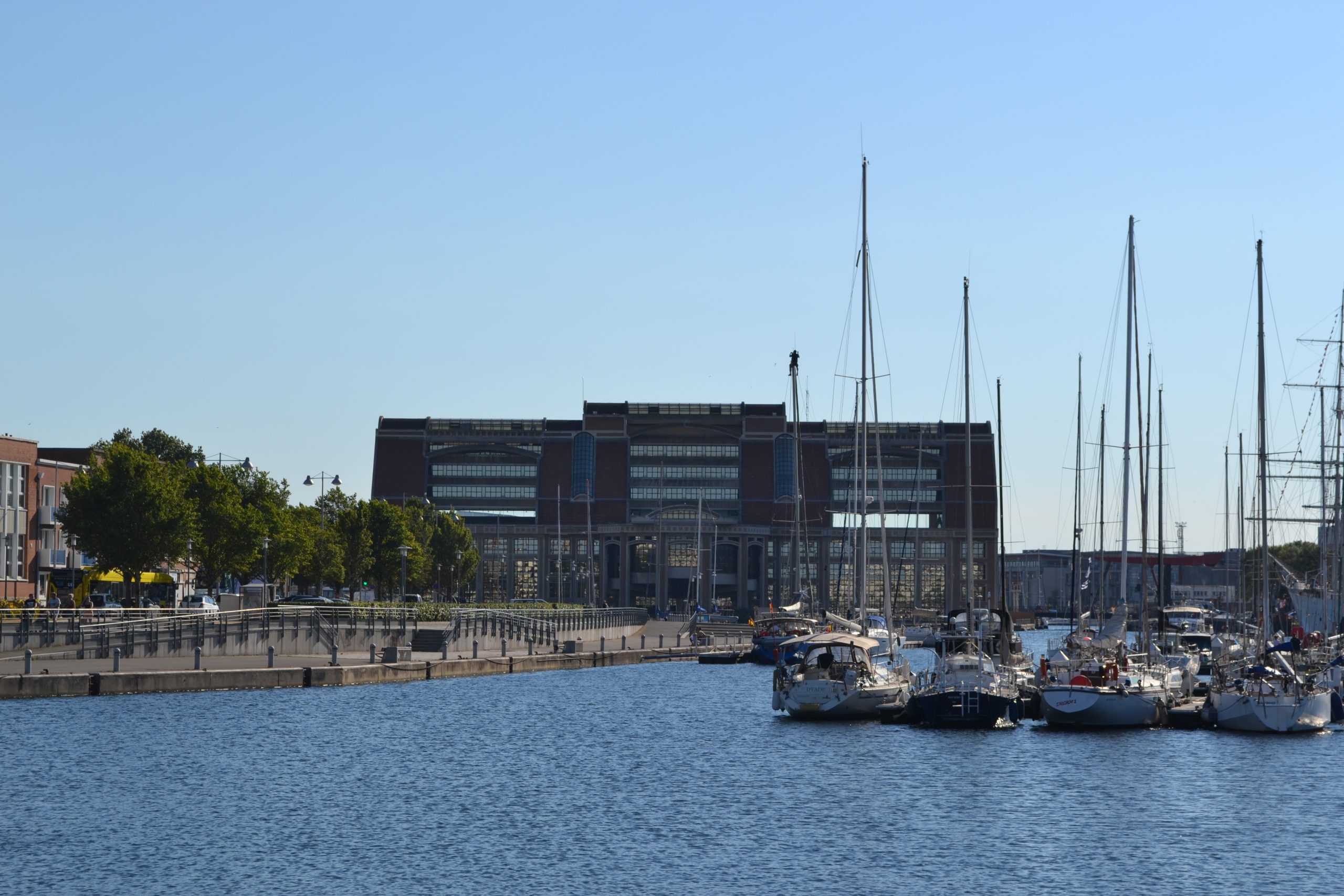 Photo du bâtiment de la Communauté Urbaine de Dunkerque pour illustrer les résultats encourageants provenant de l'écologie industrielle et territoriale
